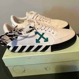 Off-White sneakers used once
UNISEX 40EU 8Women